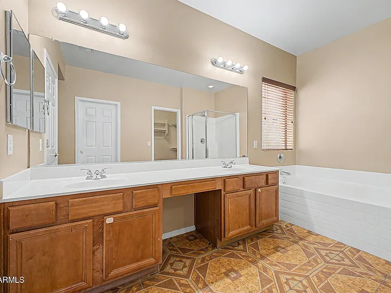 5329 W La Salle St — Photo 23