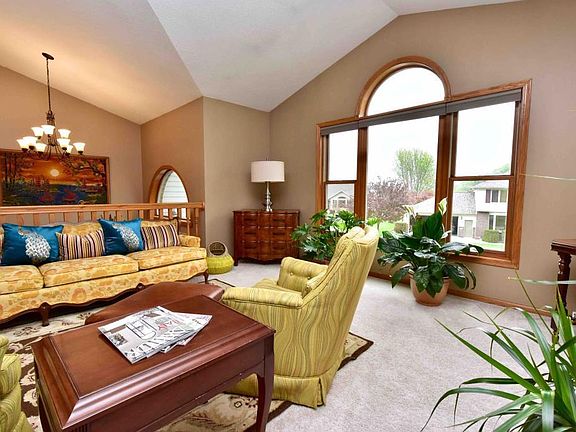 5th image of 63 Shady Oak Ct