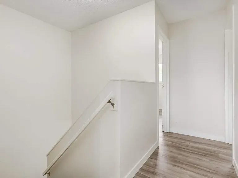 602 Laurier St W — Photo 12