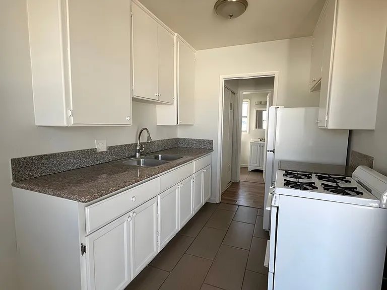 7516 S Western Ave — Photo 2