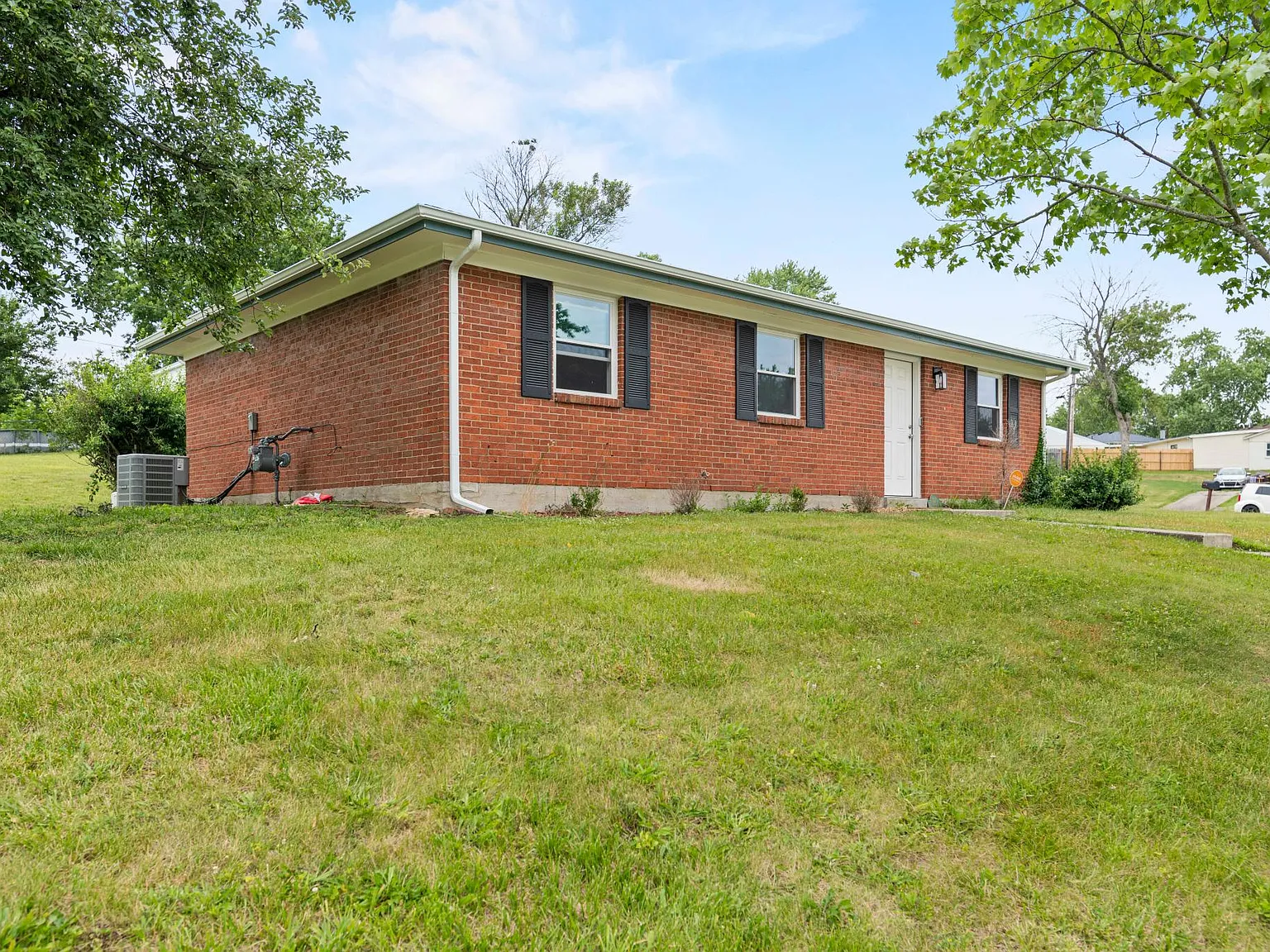 1520 Thames Dr — Photo 2