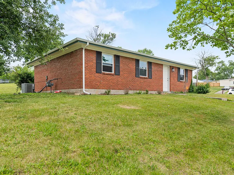 1520 Thames Dr — Photo 2