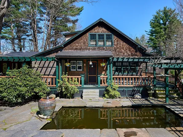 27 Heatherstone Rd, Amherst, MA 01002