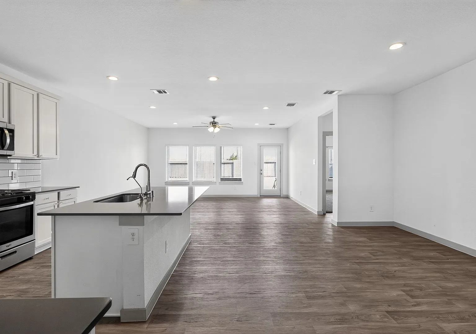 Like-New 4-Bedroom Corner Lot Home with Game Room, Appliances Included & Private Backyard — Photo 2