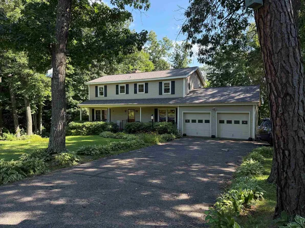15 Skyline Drive, Essex, VT 05452