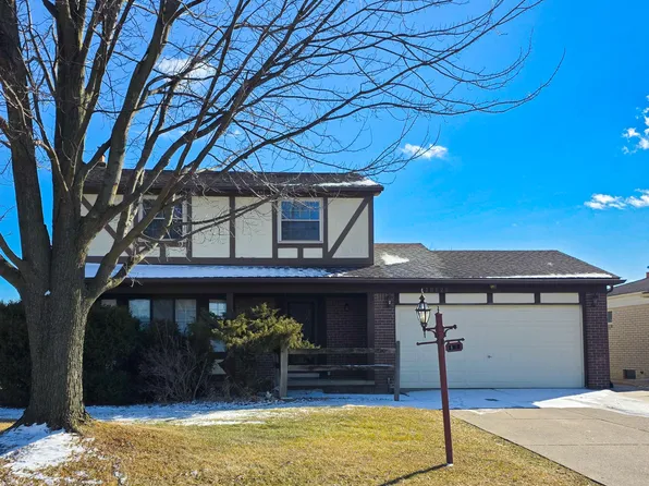 18626 Fernlea Dr, Macomb, MI 48044