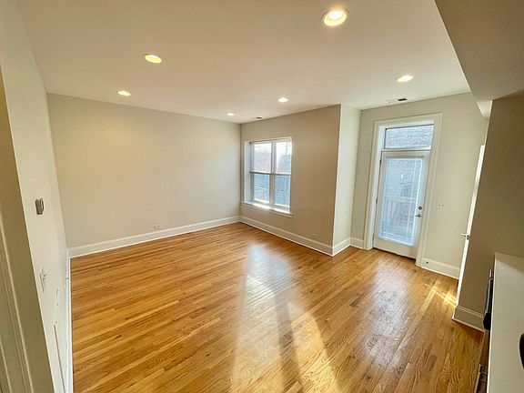5th image of 4666 N Broadway St APT 104