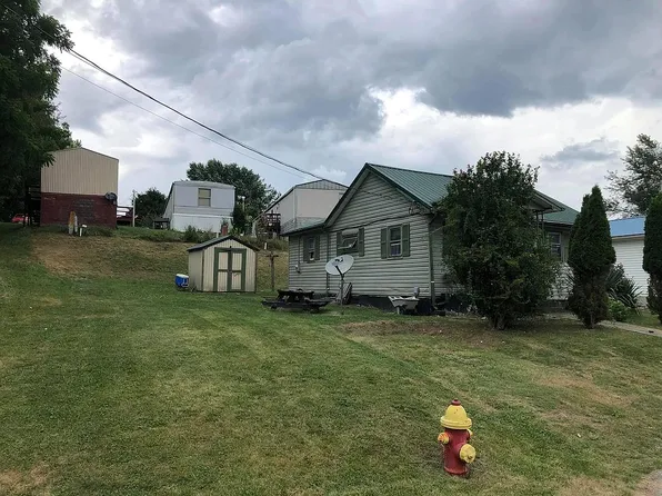 185 Maple St, Tazewell, VA 24651