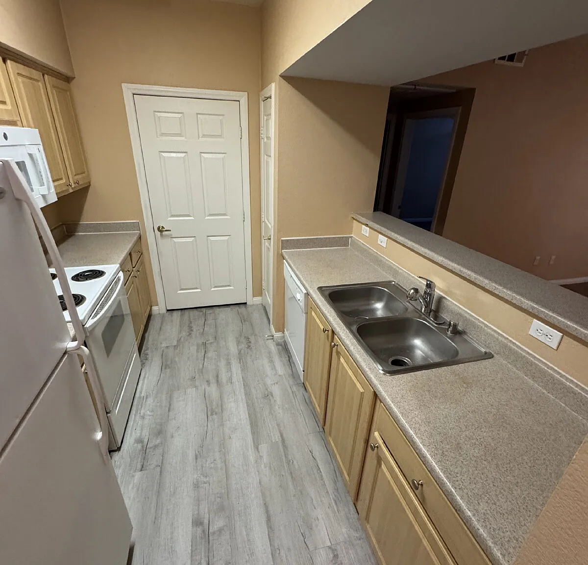 1 bed, 1.0 bath, 776 sqft, $1,335 — Photo 2
