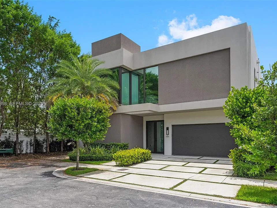 6814 NW 104th Ct