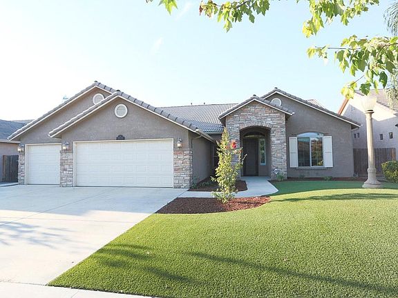 Quiet neighborhood close to shopping