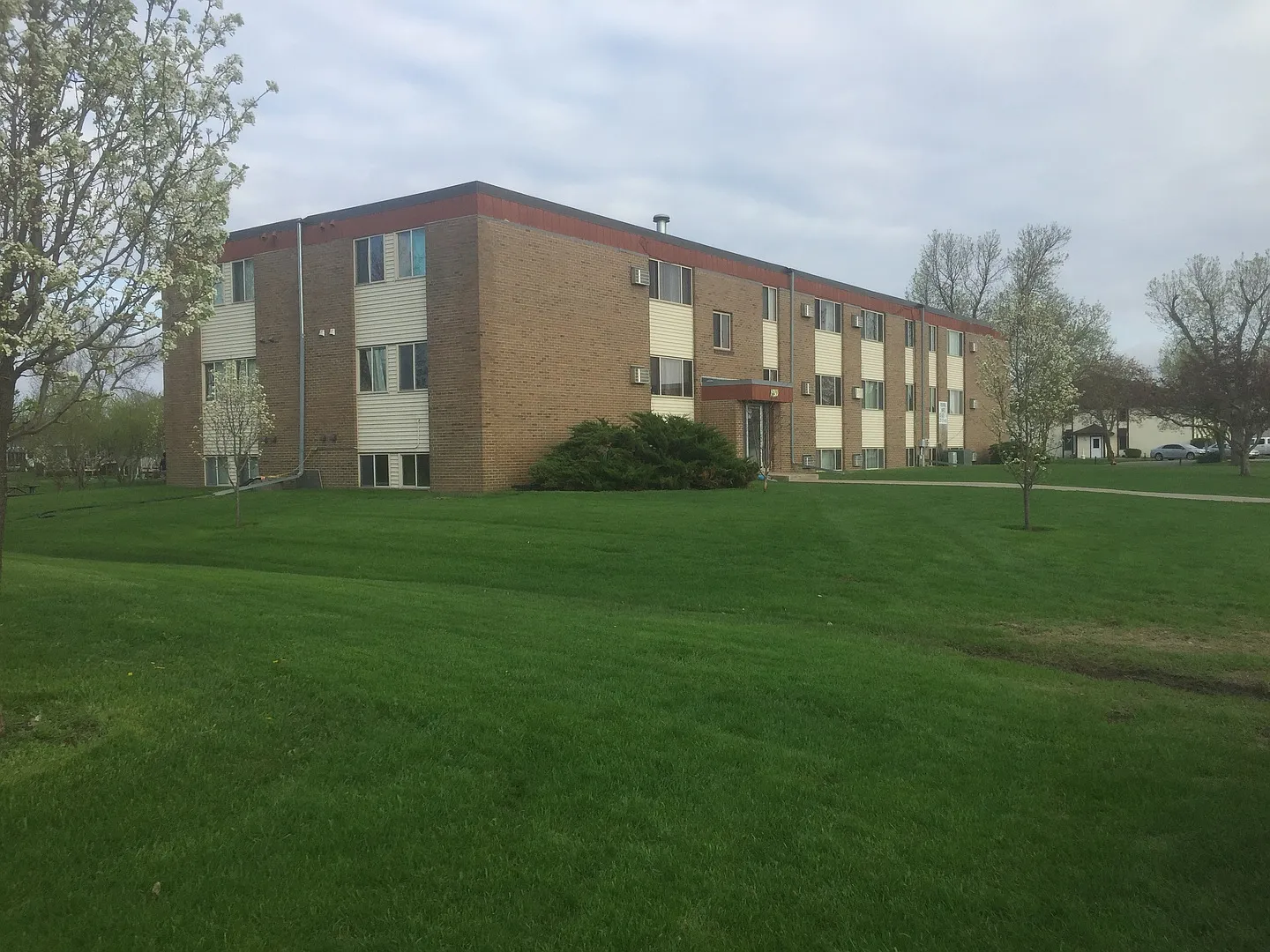 Golf Park Apartments — Photo 1