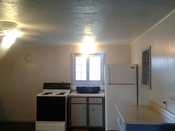 Kitchen Appliances furnished/Electric Stove