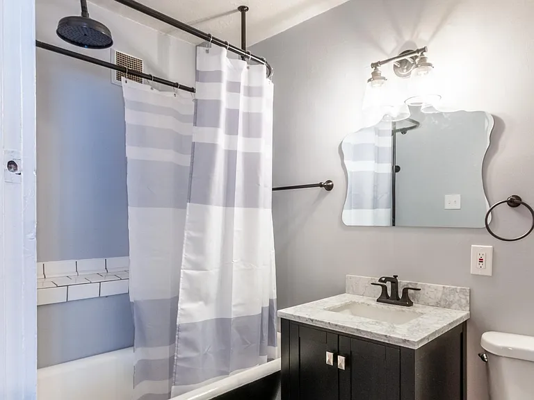1912 W 44th St #2 — Photo 4