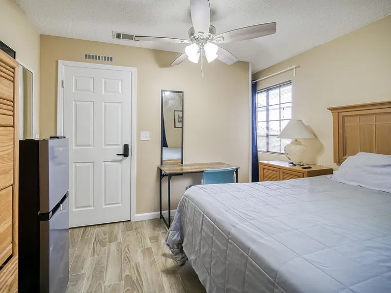 Spacious corner room with 2 windows!