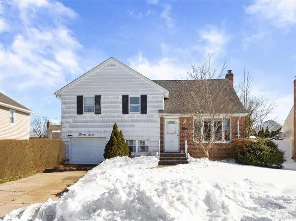 27 Elizabeth Drive, Bethpage, NY 11714