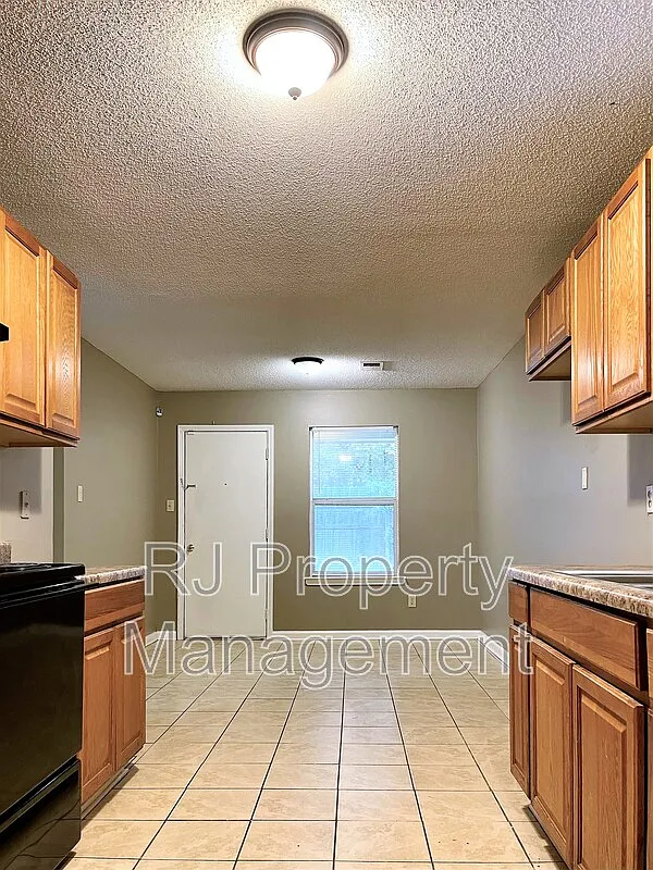 3 bed, 2.5 bath, 1437 sqft, $1,295 — Photo 2