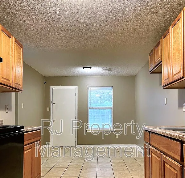 4615 Addington Dr — Photo 2