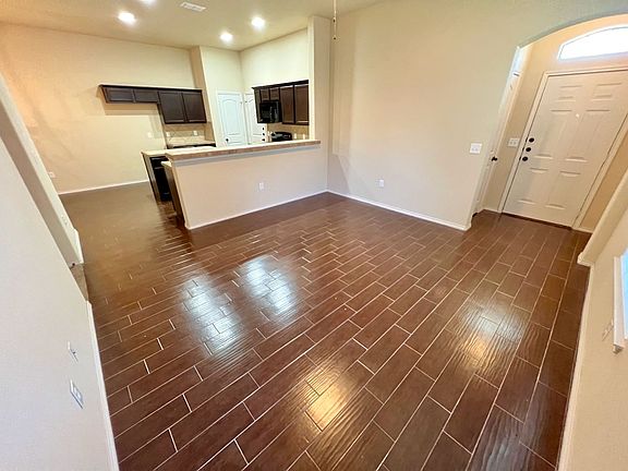 4th image of 708 Creekside Cir