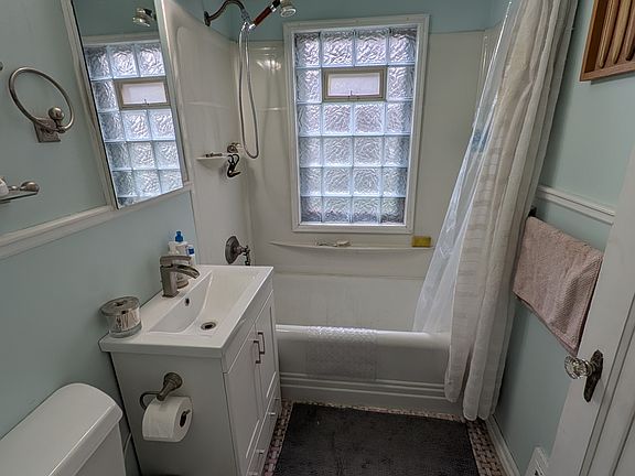 5th image of 1679 Charles Ave