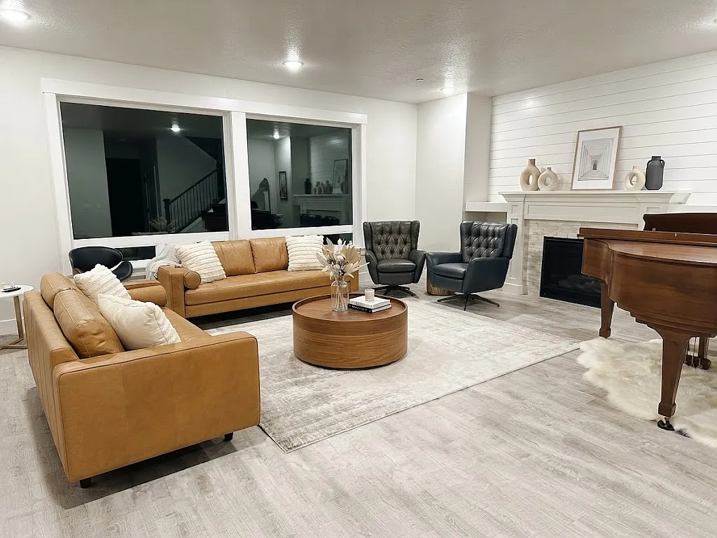 6 bed, 2.5 bath, 3066 sqft, $4,300 — Photo 2