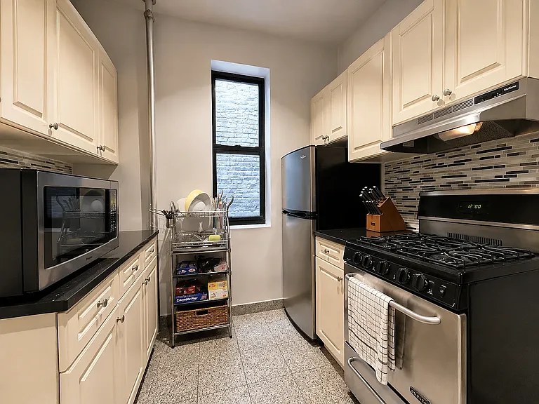 500 E 13th St #D4 — Photo 4