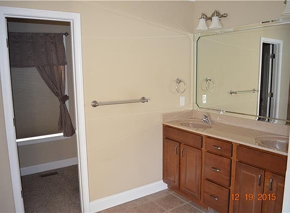 4th image of 994 Willow Cir