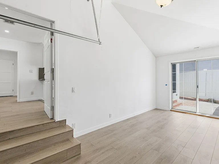 17418 Califa St — Photo 25