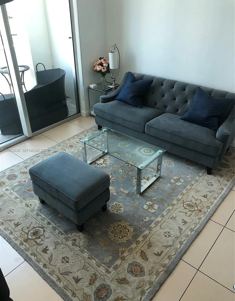 Met 1 Condo — Photo 4