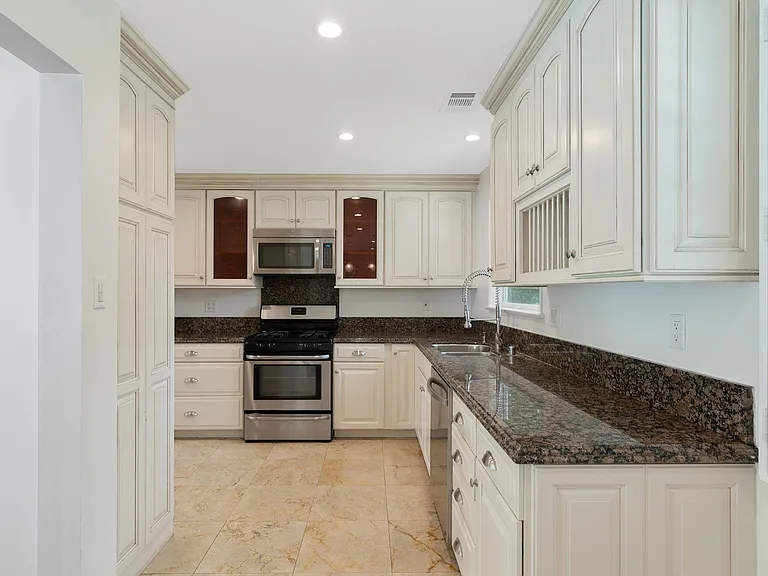 1030 Cynthia Ave — Photo 9