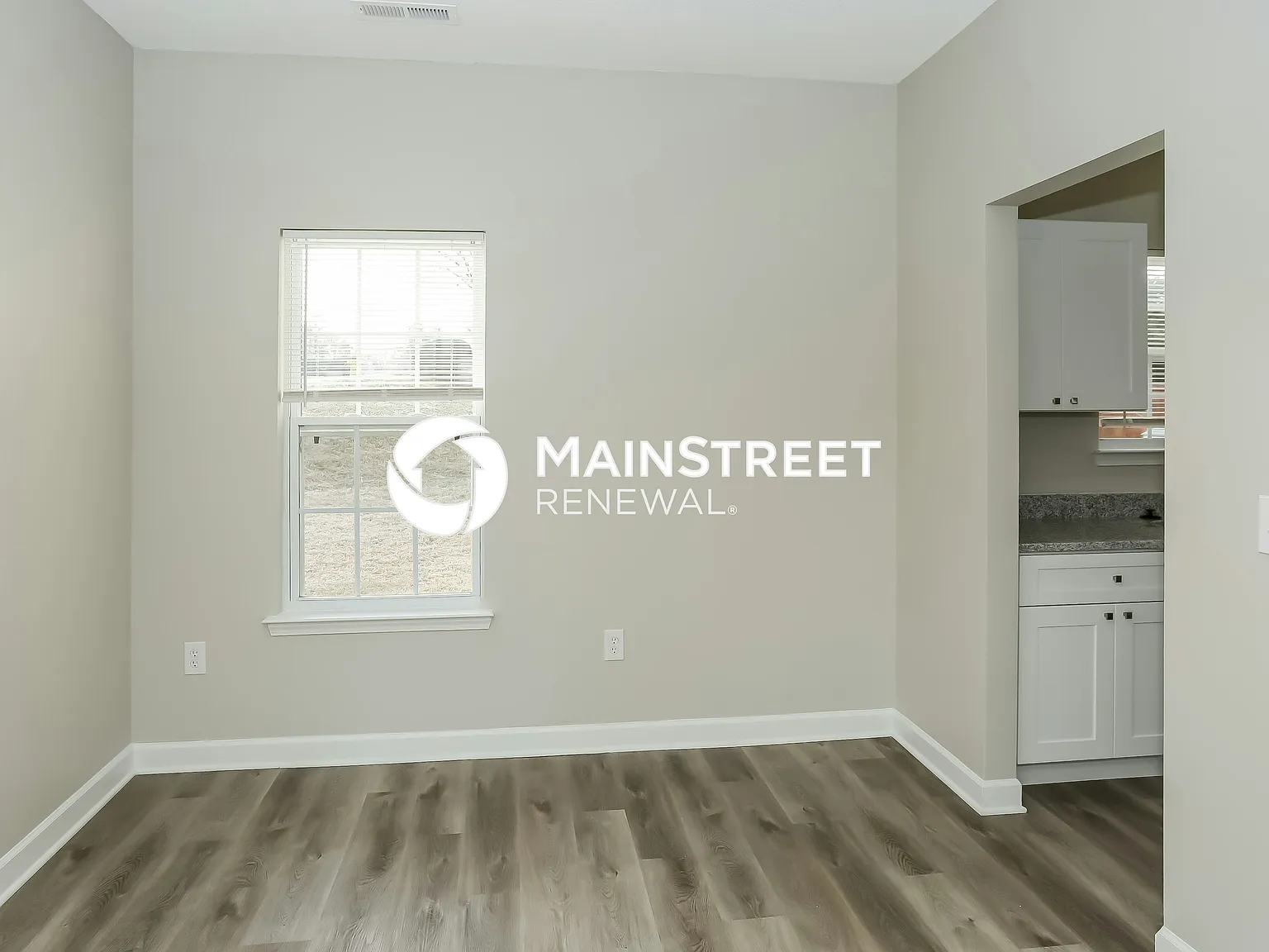 823 Winthrop Ln — Photo 3