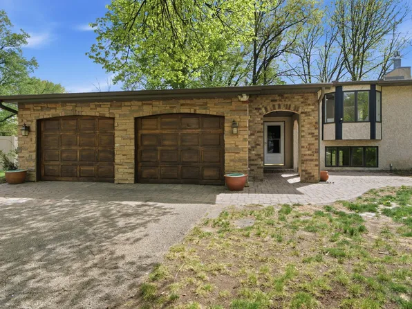 805 Lacota Ln, Burnsville, MN 55337