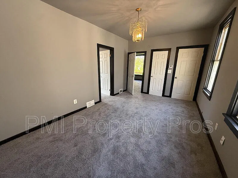 3 bed, 1.0 bath, 1196 sqft, $1,130 — Photo 2