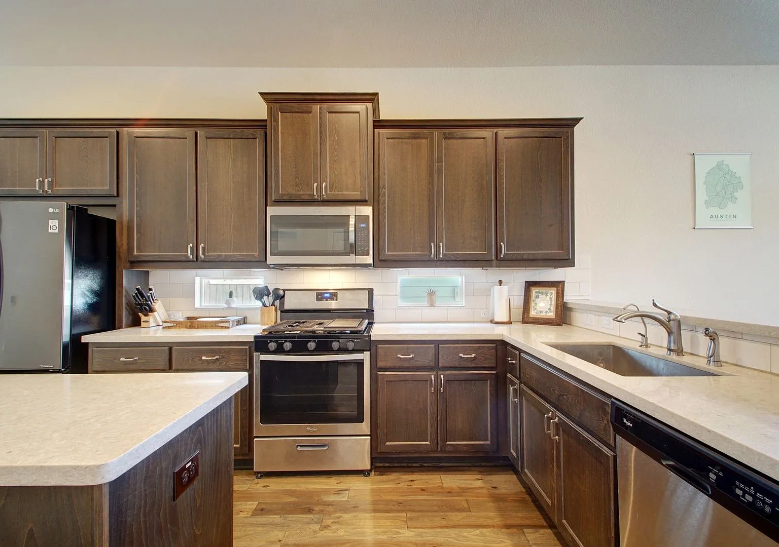 Beautiful 4 bedroom/2.5 bath, available early August! — Photo 3