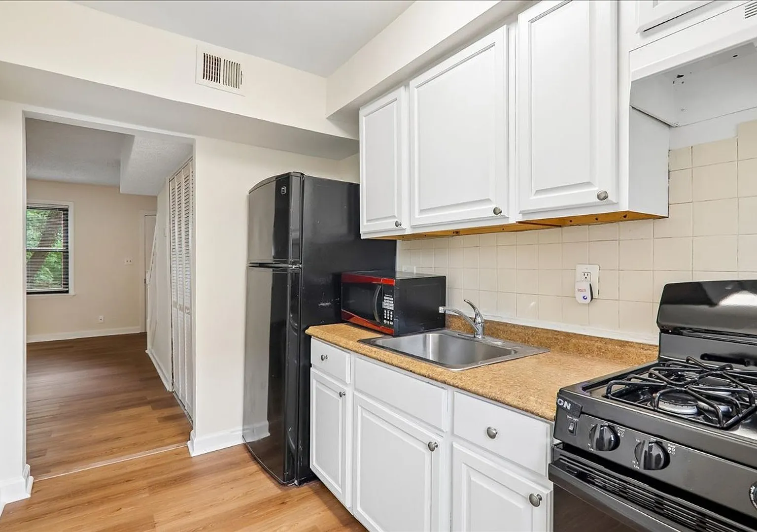 Lovely 3-Bedroom 1 bath End Unit townhome in Deanwood — Photo 3
