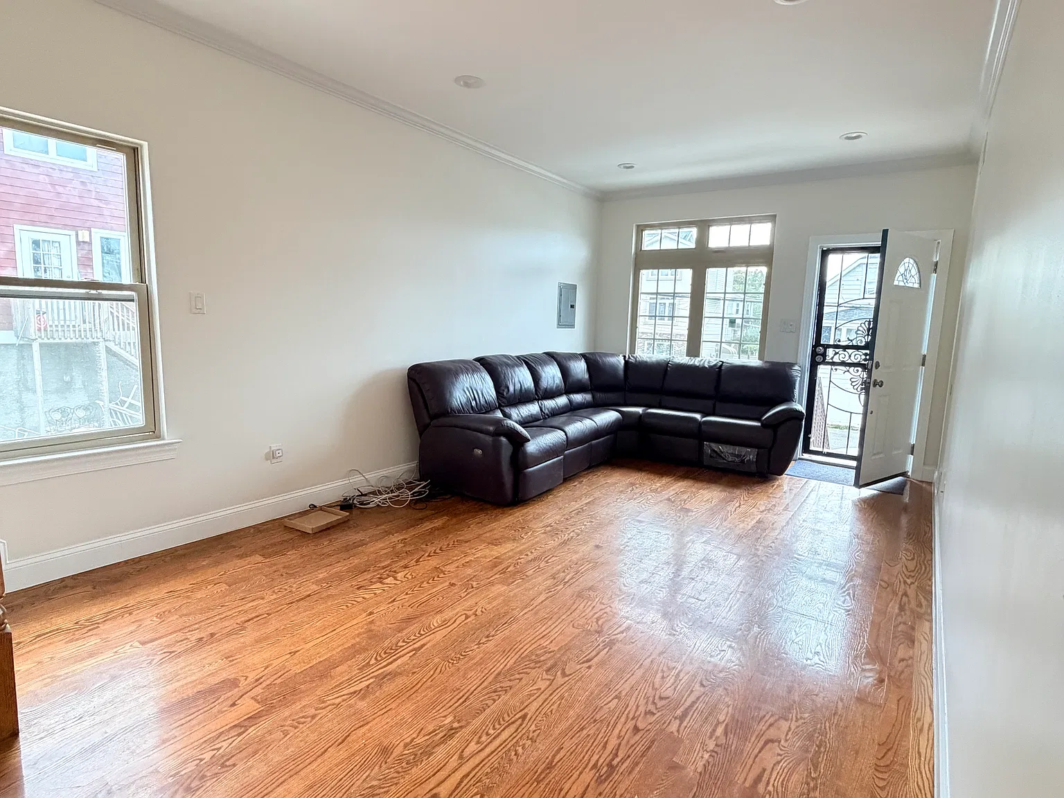 3 bed, 1.5 bath, 1800 sqft, $3,700 — Photo 2