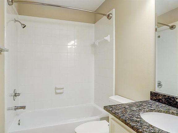 4th image of 710 E Heights Hollow Ln