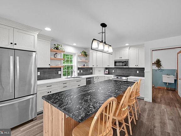 4th image of 367 Ridge Ave