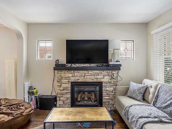 GAS FIREPLACE WITH THERMOSTATIC CONTROL.