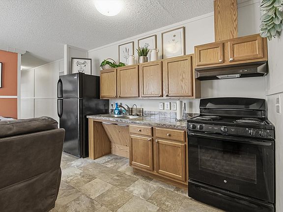 5th image of 180 Elm Dr