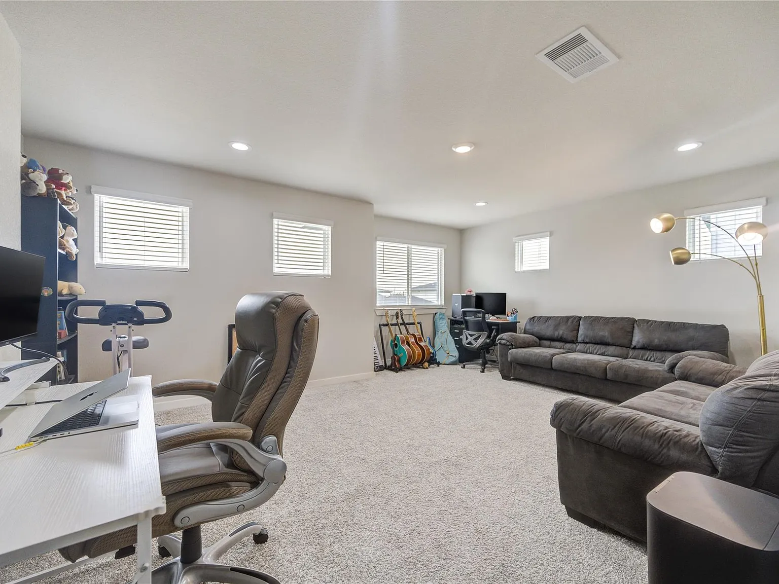 4 bed, 2.5 bath, 2379 sqft, $2,650 — Photo 4