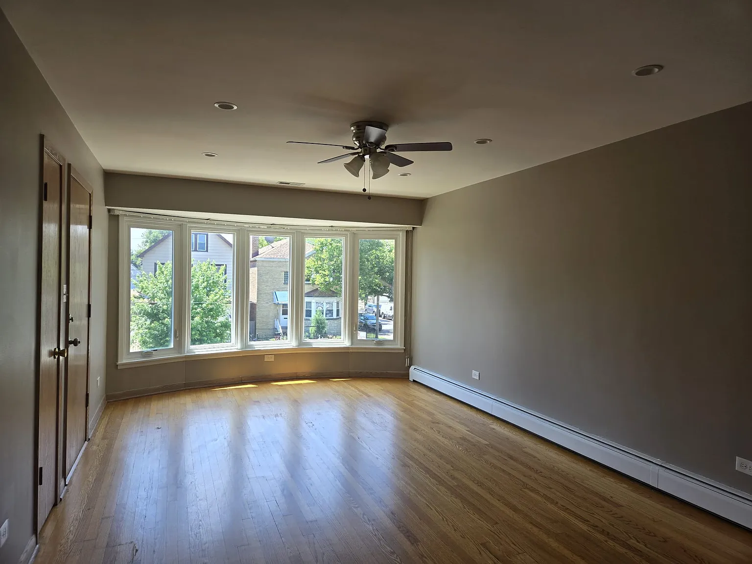 3 bed, 1200 sqft, $2,300 — Photo 4