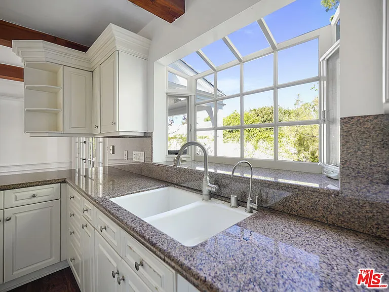 13161 Addison St — Photo 11