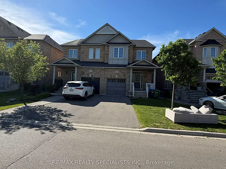 3273 Stoney Cres — Photo 2
