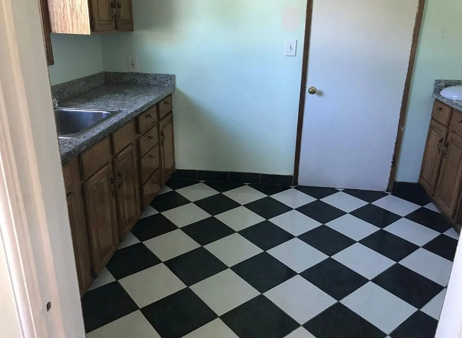 Charming 2 Bed/1 Bath — Photo 3