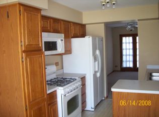 920 Oak Ridge Dr #2, Streamwood, IL 60107