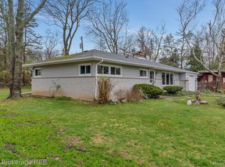 270 Holmur Dr, Waterford, MI 48327