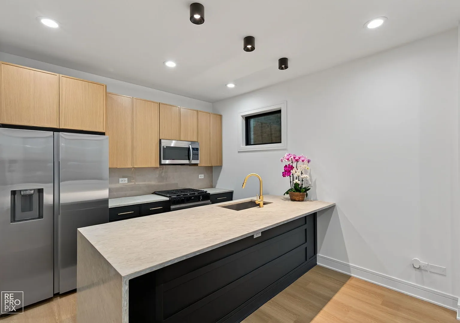 3 bed, 1300 sqft, $2,400 — Photo 2