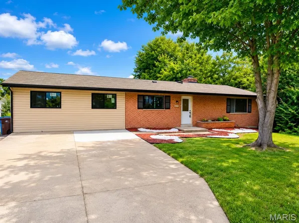 225 Day Dr, Saint Louis, MO 63135