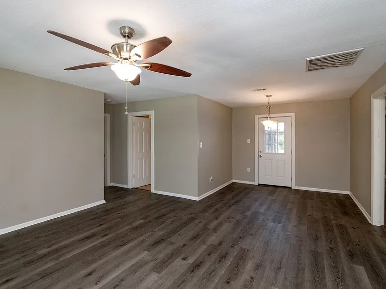 207 Hackberry St — Photo 5